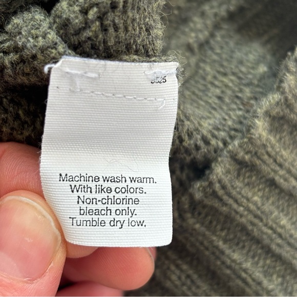 J. Crew Dark Green V-Neck Men's Sweater Cotton
Pit to pit 25”, length 26” - Picture 3 of 5